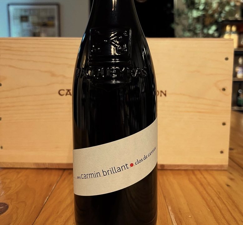 Clos de Caveau Carmin Brillant 2017 in front of its wooden case