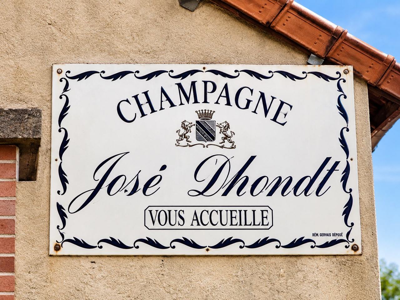 The enamel sign on the wall at Oger: Champagne José Dhondt vous accueille